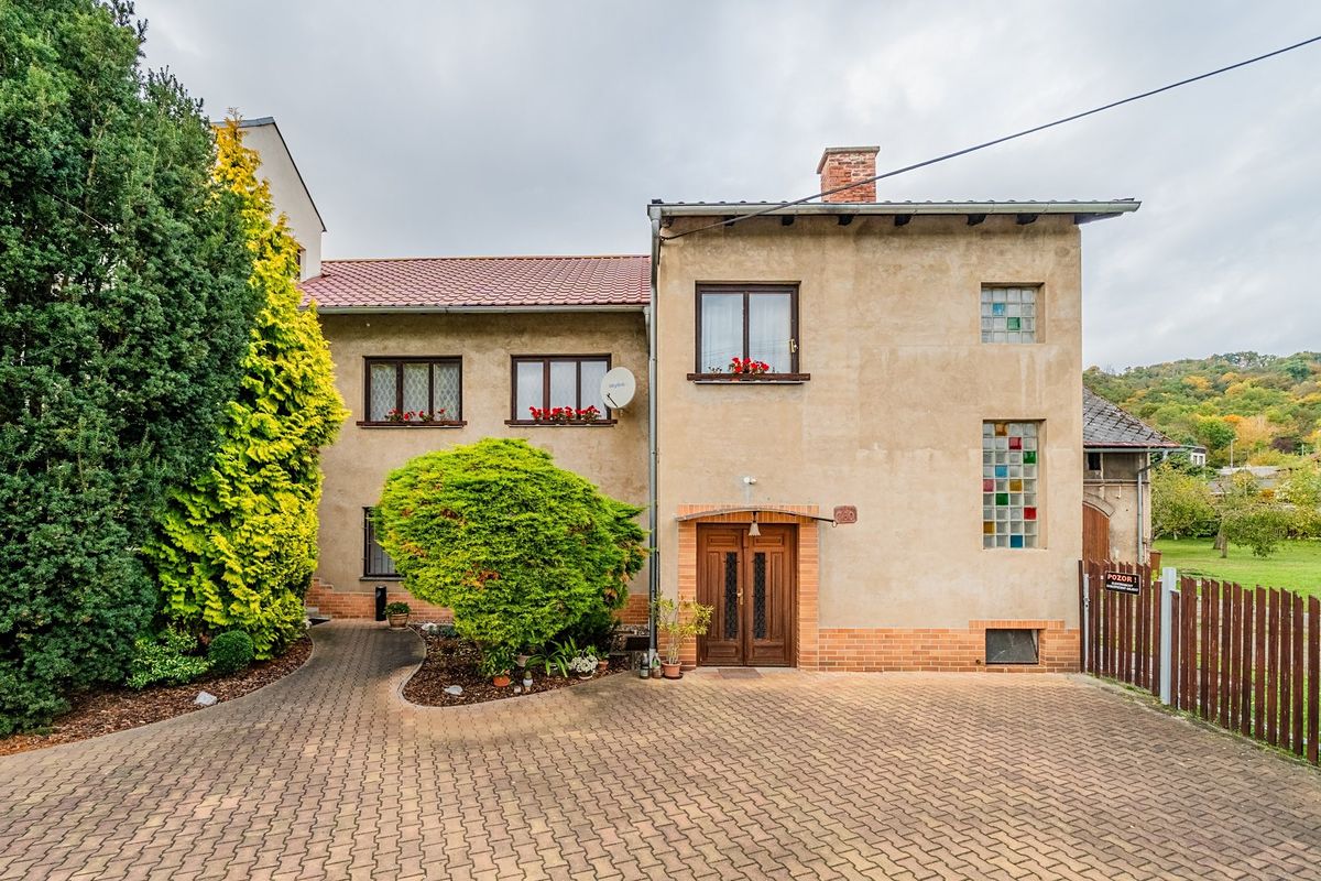 Prodej rodinného domu 208 m², pozemek 1390 m²